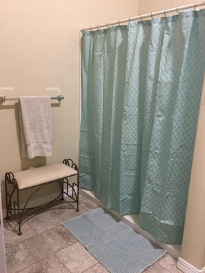 Dusche, Handtücher, Seife, Shampoo