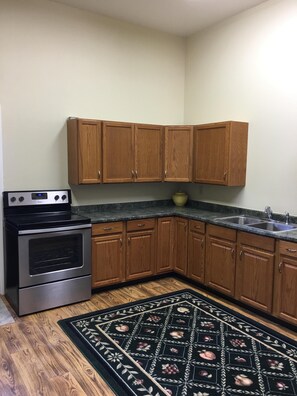 Fridge, microwave, oven, stovetop - Downtown Cody!!! Spacious Bobbi's Bunkhouse A (Cody)