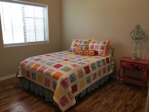 2 bedrooms, WiFi, bed sheets - Downtown Cody!!! Spacious Bobbi's Bunkhouse A (Cody)