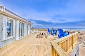 Outdoor dining - Oceanfront Dog Friendly Home in Waves w/ Private Pool, Hot Tub, Tiki Bar, Grill (Waves)