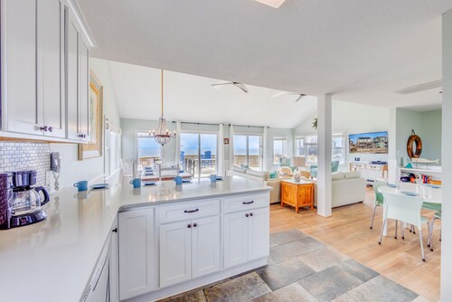 Float Cloud 9 w / Amazing Oceanfront View, Solar Htd Pool, Hot Tub & Tiki Bar
