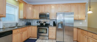 Queen of Wesley, 1st flr, Between Boards/beach & downtown, 6+ Bedrms, Sleeps 18+