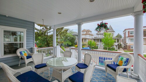 Queen of Wesley, 1st flr, Between Boards/beach & downtown, 6+ Bedrms, Sleeps 18+