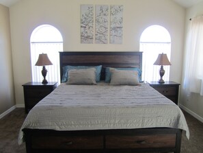 4 Schlafzimmer, Betten mit Memory-Foam-Matratzen, Bügeleisen/Bügelbrett