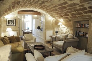 Een televisie, een dvd-speler, boeken en een muziekbibliotheek