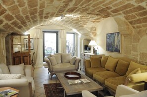 Een televisie, een dvd-speler, boeken en een muziekbibliotheek