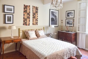 4 bedrooms, iron/ironing board, WiFi, bed sheets - Lovely 17th Century Townhouse in the Historic Centre of Uzes (Uzès)