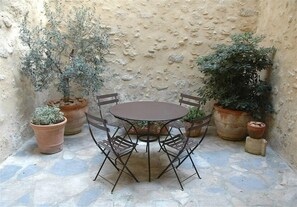 Outdoor dining - Lovely 17th Century Townhouse in the Historic Centre of Uzes (Uzès)