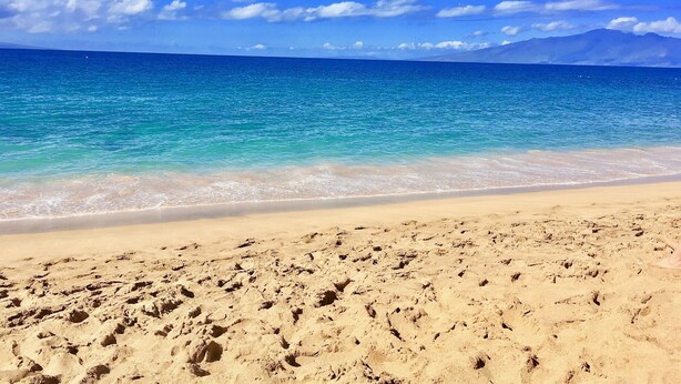 A beach with clear blue water and a sandy shore. - Paradise Found:  Spacious, Comfortable, Private Hawaiian Cottage (Lahaina)