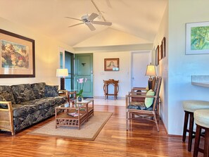 Fernseher, DVD-Player, Bücher, Musikbibliothek