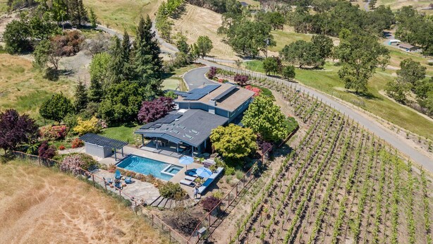 A large house with a swimming pool, solar panels, and a vineyard. - Wine Country Retreat with Pool, Vineyard, Trampoline, Putting Green and Hot Tub (Santa Rosa)