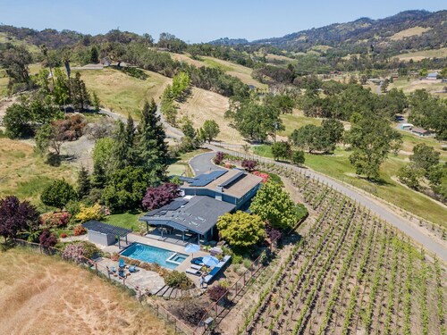 Wine Country Retreat with Pool, Vineyard, Trampoline, Putting Green and Hot Tub