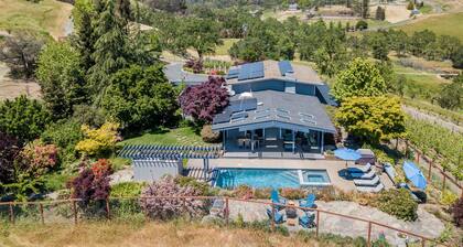 Wine Country Retreat with Pool, Vineyard, Trampoline, Putting Green and Hot Tub