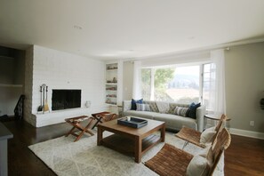 Smart TV, fireplace, books, stereo