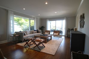 Smart TV, fireplace, books, stereo - Wine Country Retreat with Pool, Vineyard, Trampoline, Putting Green and Hot Tub (Santa Rosa)