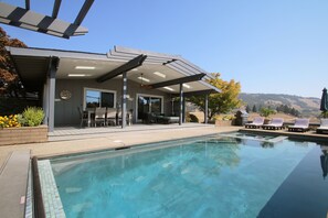 A heated pool - Wine Country Retreat with Pool, Vineyard, Trampoline, Putting Green and Hot Tub (Santa Rosa)