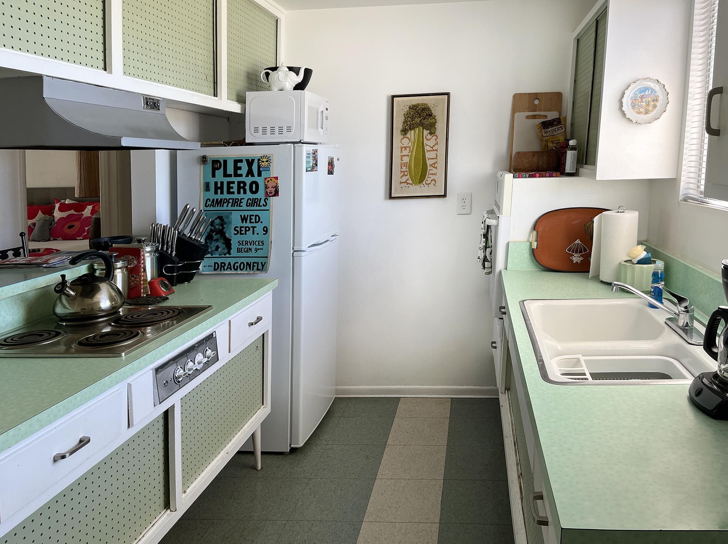 Coffee/tea maker, fridge, microwave, oven