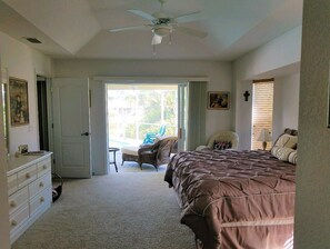 3 chambres, bureau, fer et planche à repasser, lit de bébé portatif