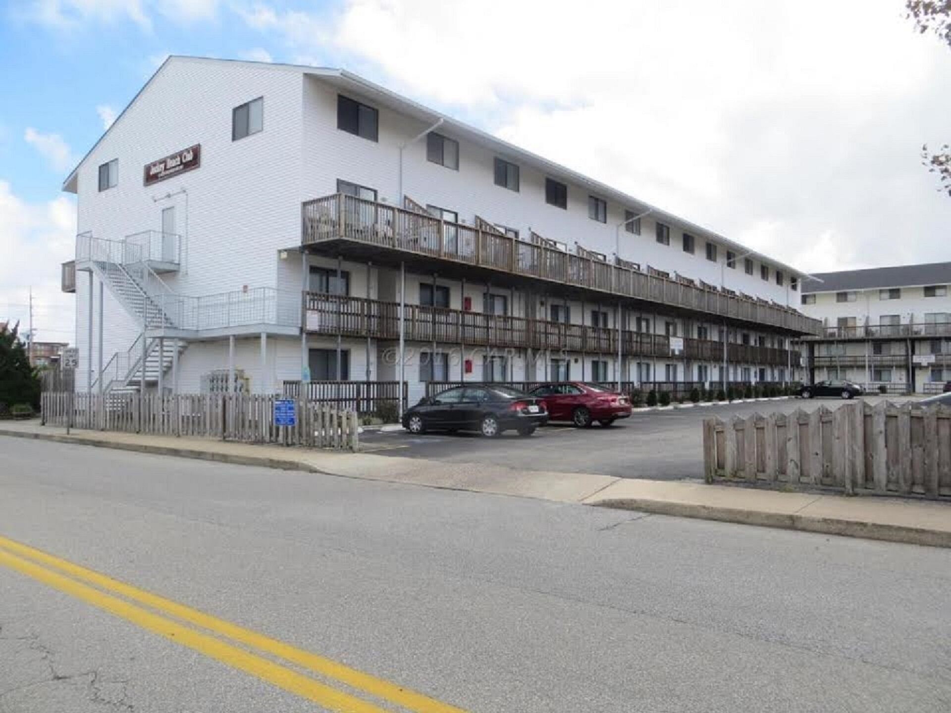 ADORABLE AND AFFORDABLE 1 BDRM -  WITH PRIVATE COURTYARD- SLEEPS 5