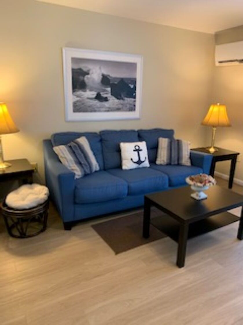 ADORABLE AND AFFORDABLE 1 BDRM -  WITH PRIVATE COURTYARD- SLEEPS 5