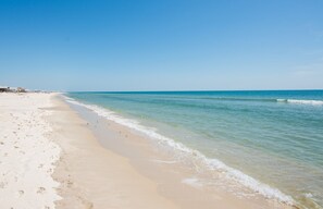 På stranden och solstolar