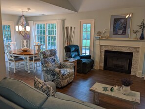 TV connectée, cheminée, livres, chaîne hi-fi