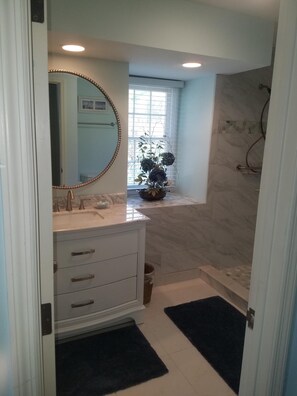 Shower, hair dryer, towels, soap - Shipyard: 271 Evian Island Villa-Relaxing Setting Weekly Rates Discounted (Hilton Head Island)