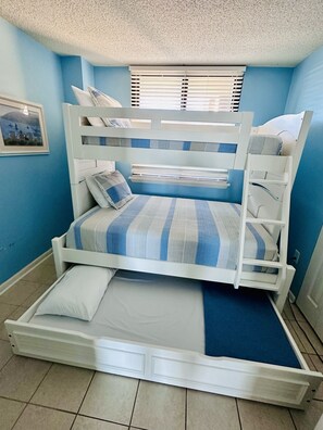 3 habitaciones, tabla de planchar con plancha y cuna de viaje