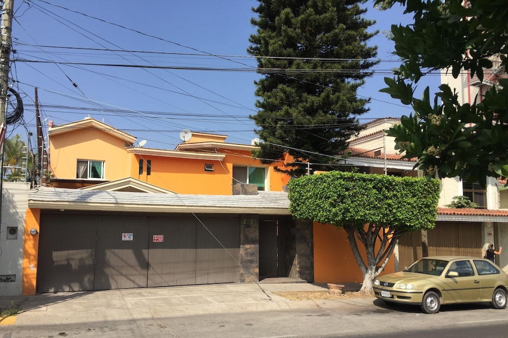 Faro Expo GDL for 12 pp near Plaza del Sol. Pet friendly. Steps from the expo.