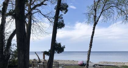 Historic Log Cabin by the Bay (Lake Views)