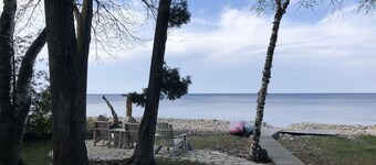 Historic Log Cabin by the Bay (Lake Views)
