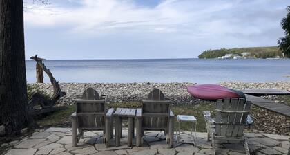 Historic Log Cabin by the Bay (Lake Views)