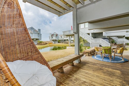 Walk to the beach or pool in this cozy villa. 2 deck spaces with 2 golf carts for enjoyment