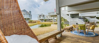 Walk to the beach or pool in this cozy villa. 2 deck spaces with 2 golf carts for enjoyment