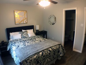 2 bedrooms, iron/ironing board, Internet, bed sheets - Cozy, Chic Townhouse / 515B (Lake Charles)