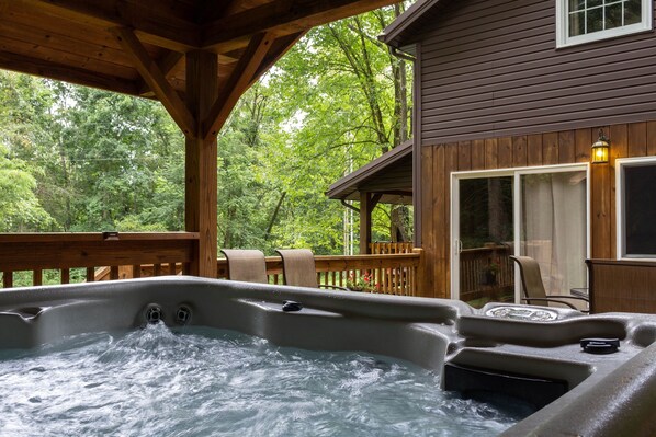 Outdoor spa tub - Homestead Cottage with hot tub and trails (Logan)