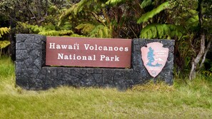 A sign for Hawaii Volcanoes National Park. - 1 Bdr 1 Bth  House With Whirlpool Tub (Mountain View)