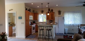 冷蔵庫、電子レンジ、オーブン、コンロ