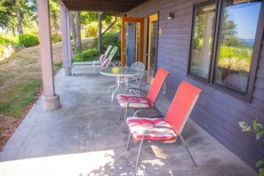 Outdoor dining - No cleaning fee. Close to downtown via direct bus. Private & beautiful view. (Seattle)