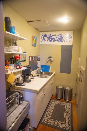 Coffee/tea maker, fridge, microwave, oven - No cleaning fee. Close to downtown via direct bus. Private & beautiful view. (Seattle)