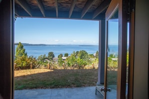 Interior - No cleaning fee. Close to downtown via direct bus. Private & beautiful view. (Seattle)