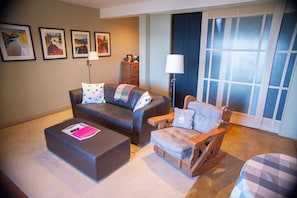 Smart TV, books - No cleaning fee. Close to downtown via direct bus. Private & beautiful view. (Seattle)