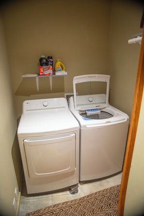 Interior - No cleaning fee. Close to downtown via direct bus. Private & beautiful view. (Seattle)