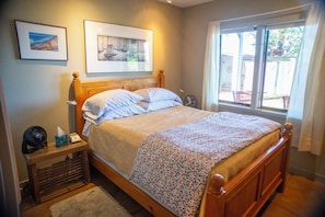 1 bedroom, iron/ironing board, travel crib, WiFi (free) - No cleaning fee. Close to downtown via direct bus. Private & beautiful view. (Seattle)