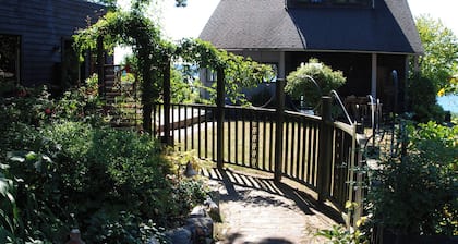 The Lookout, Close to Beach, No cleaning fee. Private and lovely view.