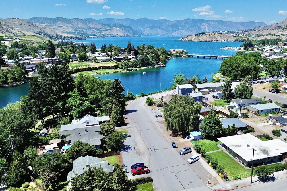 Chelan Charm: Spacious Downtown Home, Hot Tub, Parkside, Pet-Friendly