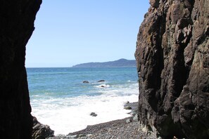 Plage, chaises longues, serviettes de plage