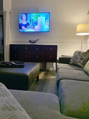 Smart TV, fireplace, video games, table tennis