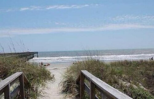 Oceanfront One-Bedroom & Balcony, Roku Flat TV, HI Speed Wi-Fi, April 3-8 OPEN!