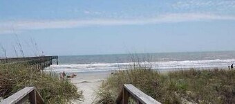 Oceanfront One-Bedroom & Balcony, Roku Flat TV, HI Speed Wi-Fi, April 3-8 OPEN!